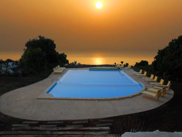 piscina  al tramonto