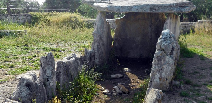 I segreti custoditi nelle campagne: antiche tombe e maestosi dolmen in Puglia