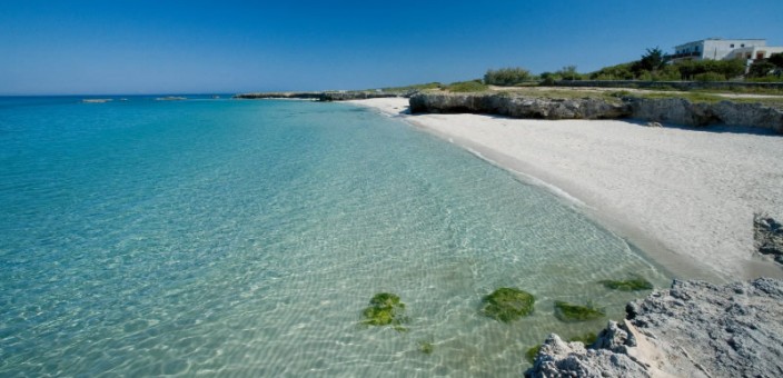 Le spiagge di Ostuni: scogli, sabbia e macchia mediterranea