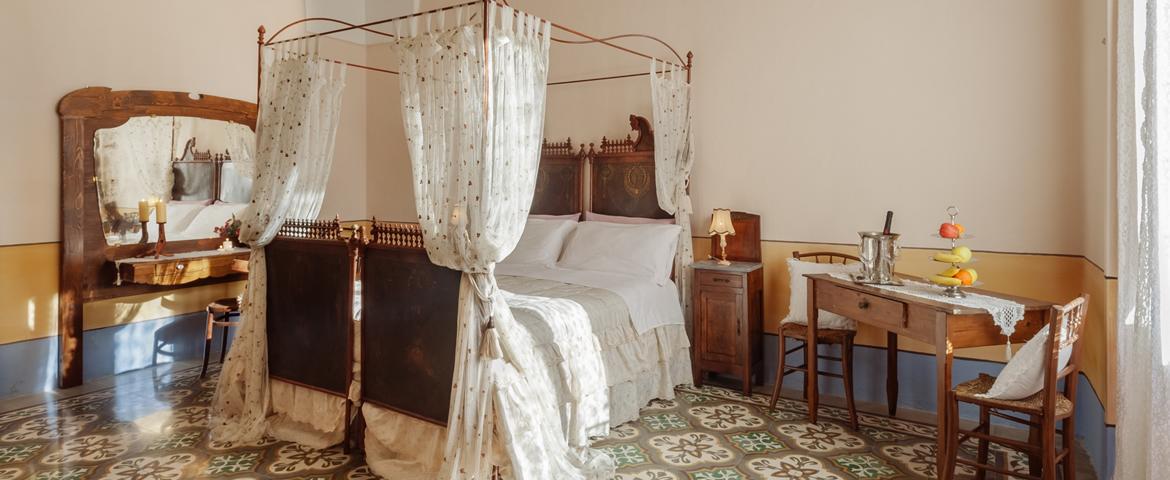 camera romantica con letto a baldacchino