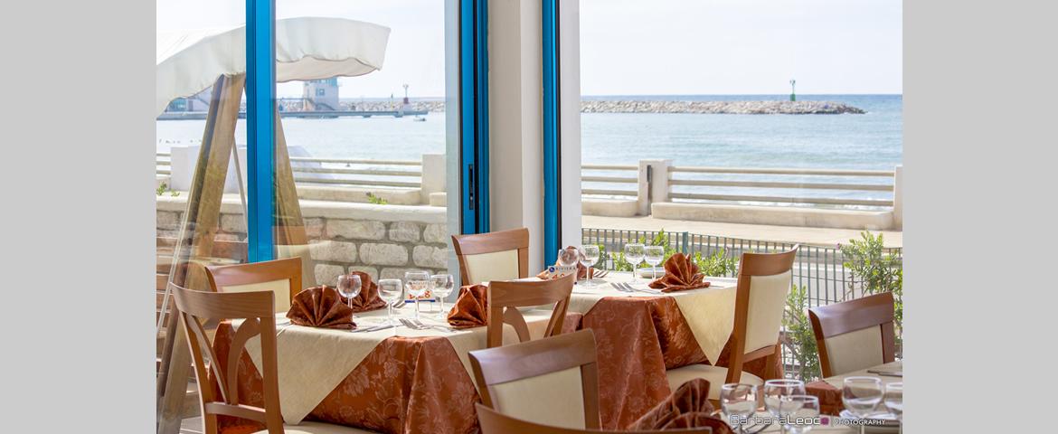 Ristorante con vista sul mare Ristorante con vista sul mare