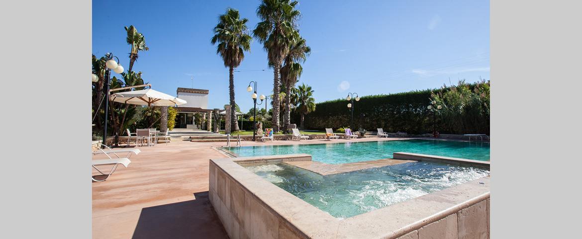 Piscina con idromassaggio Piscina con idromassaggio