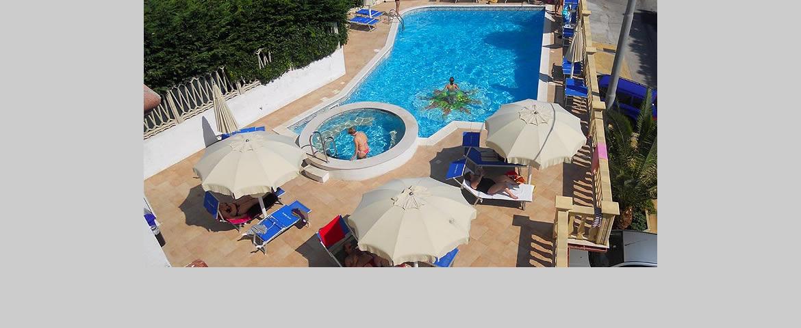 Piscina con zona idromassaggio Piscina con zona idromassaggio
