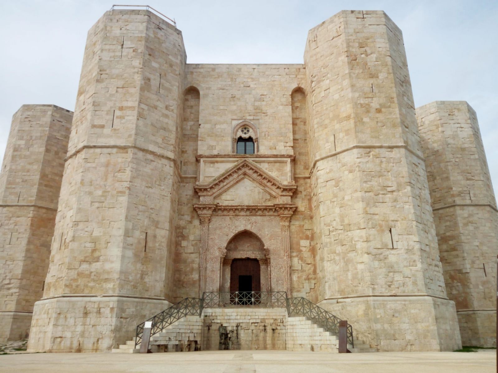 Vista esterna di Castel del Monte