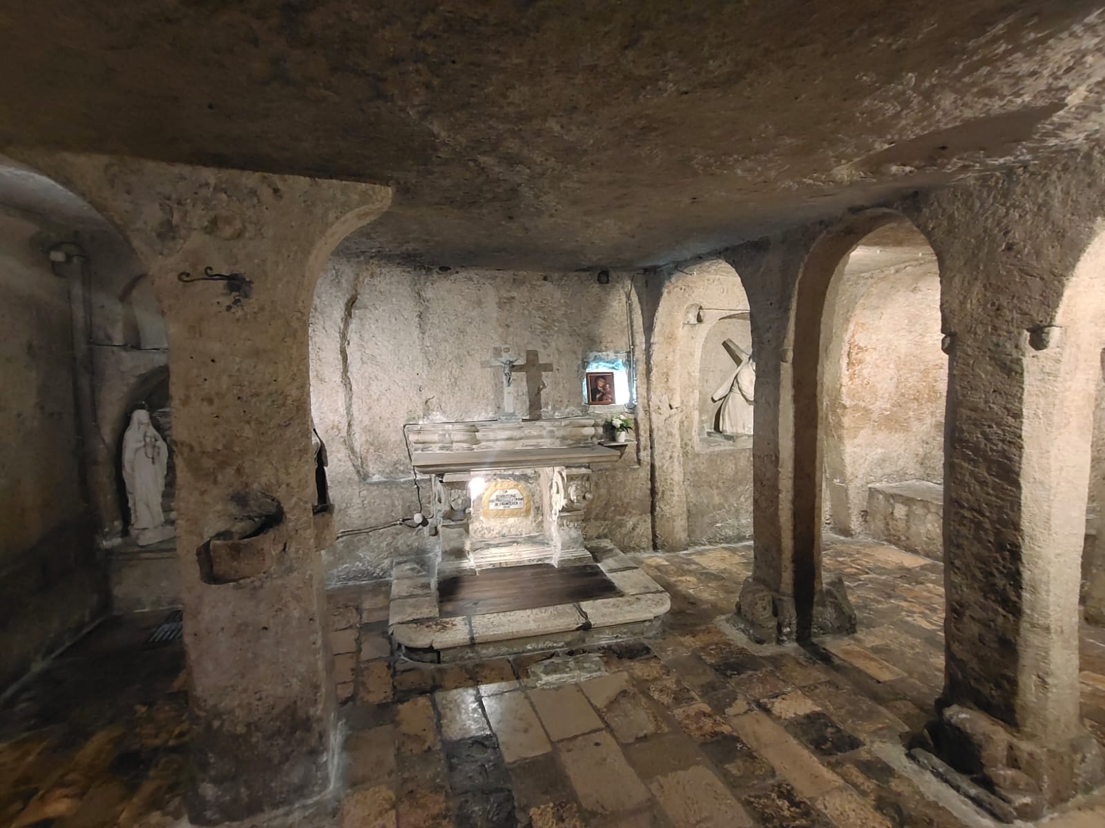 Interni della Chiesetta rupestre