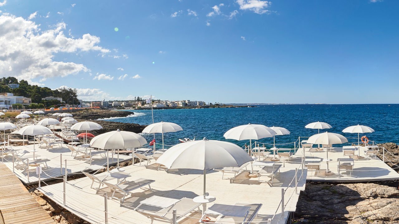 Spiaggia privata di scogli con passerelle del Grand Hotel di Santa Maria al Bagno